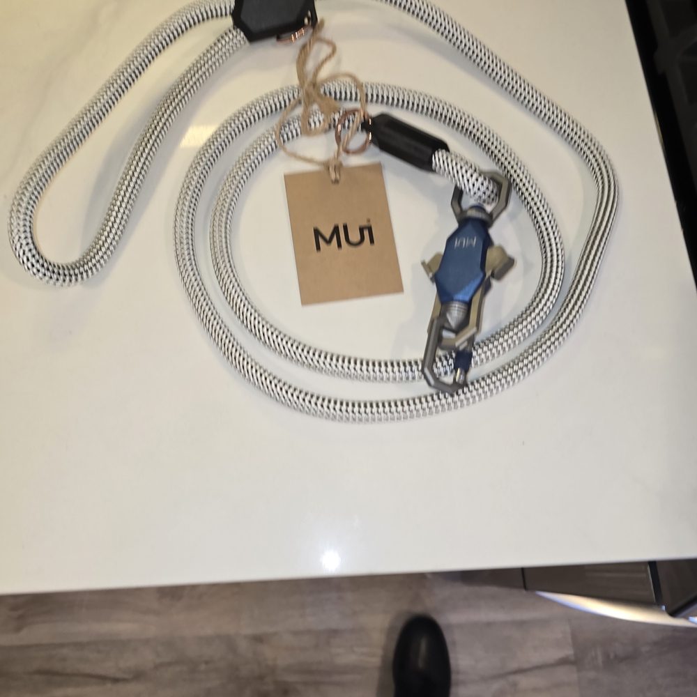 Muí Black and White Leash with Blue magnetic hook